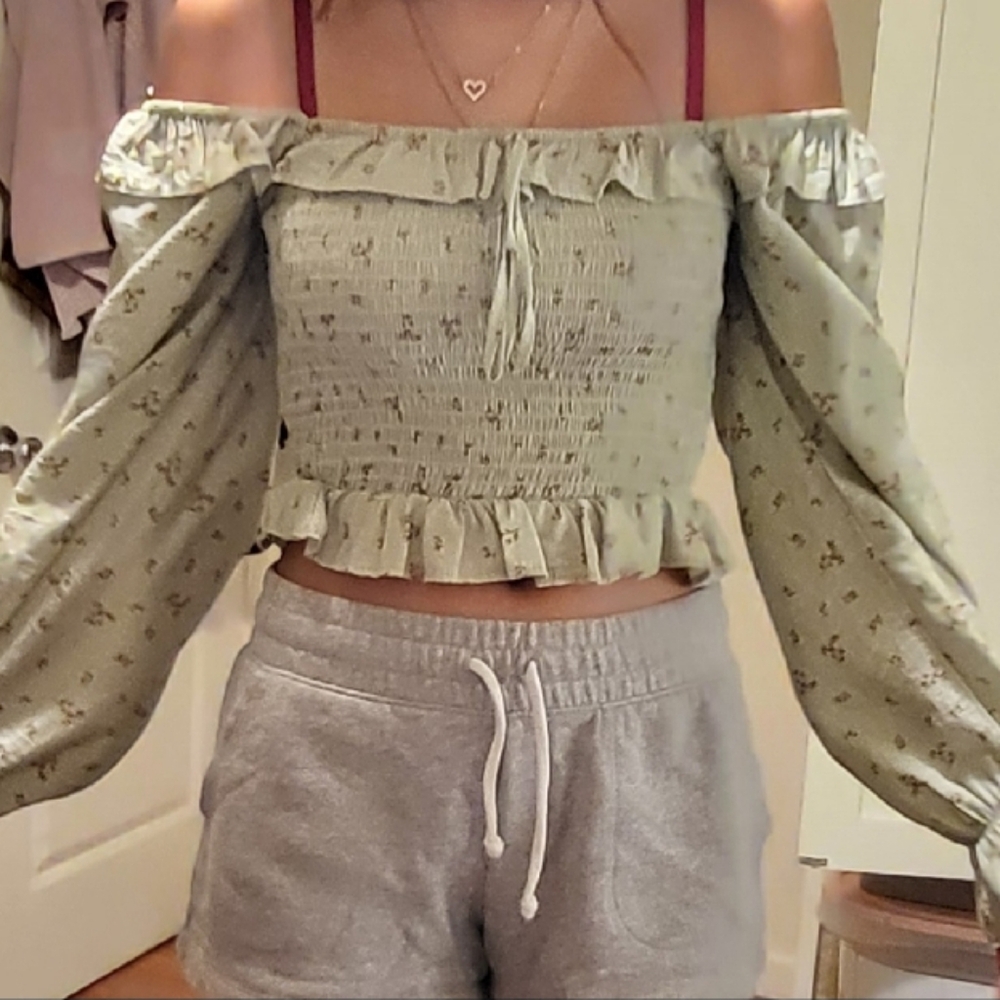 🧹Green Off The Shoulder Smocked Crop Top🧹
